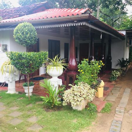 Malee Homestay Polonnâruvâ Extérieur photo