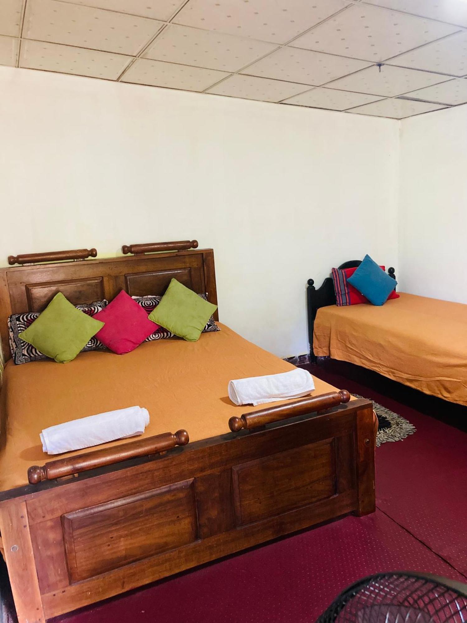 Malee Homestay Polonnâruvâ Extérieur photo
