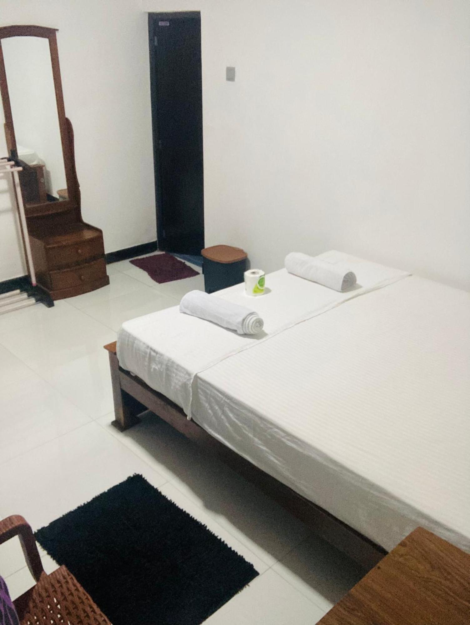 Malee Homestay Polonnâruvâ Extérieur photo
