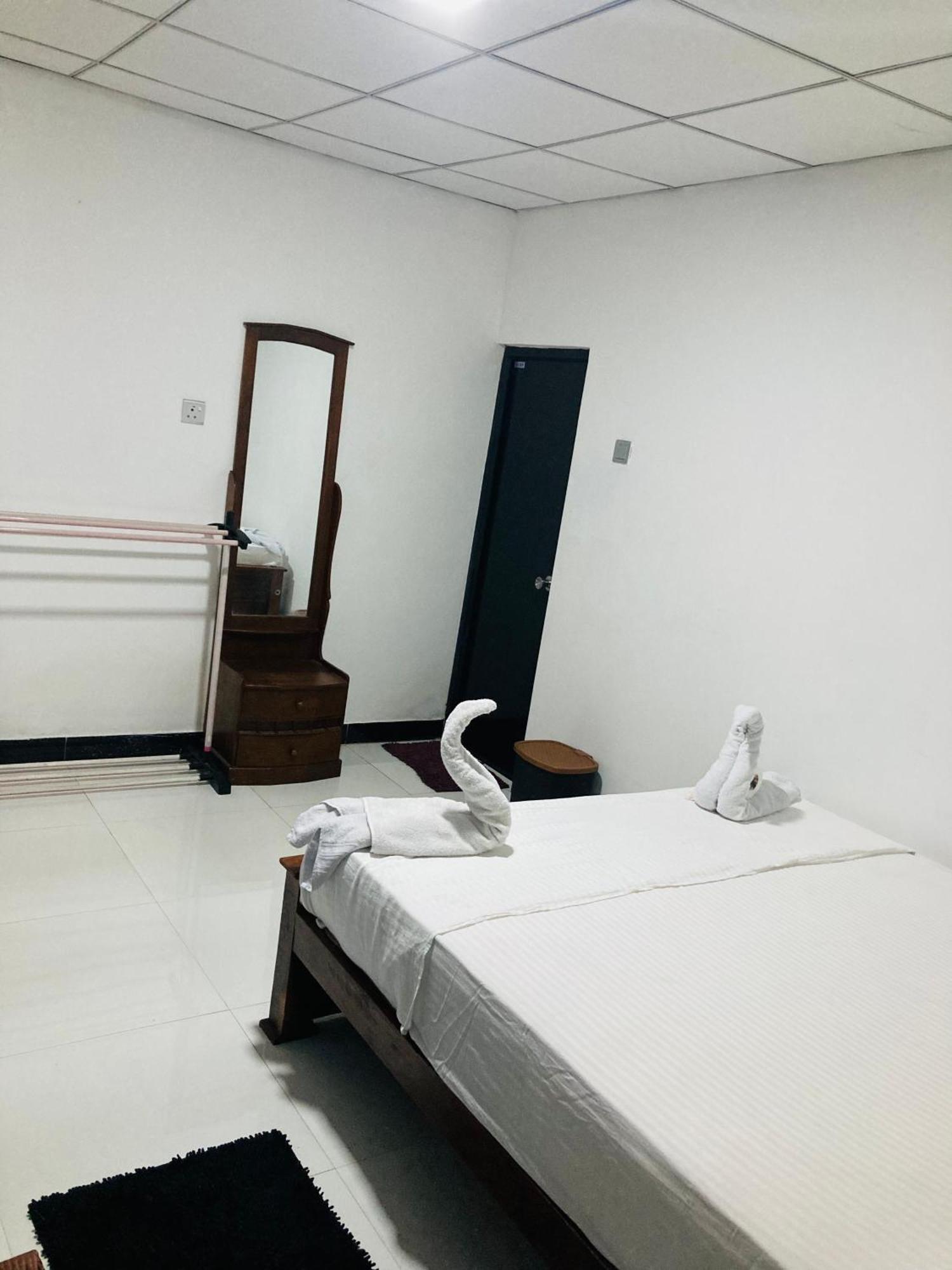 Malee Homestay Polonnâruvâ Extérieur photo