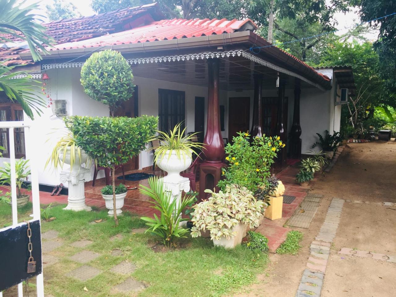 Malee Homestay Polonnâruvâ Extérieur photo