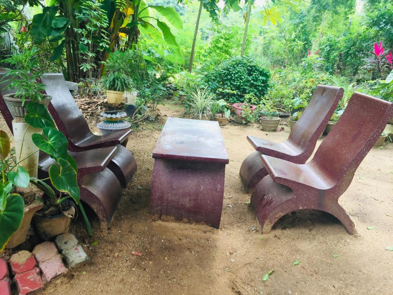Malee Homestay Polonnâruvâ Extérieur photo