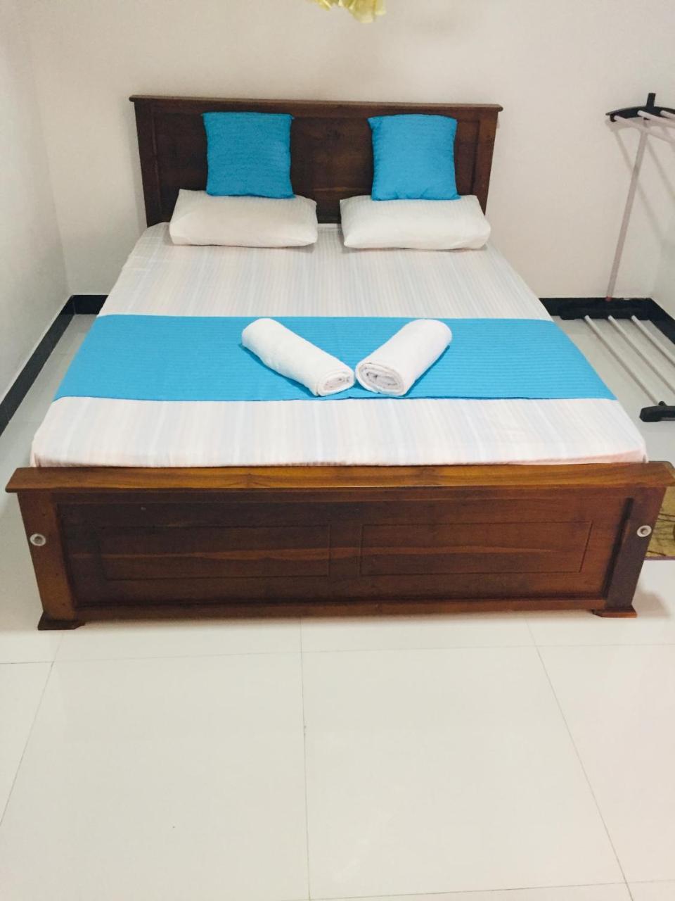 Malee Homestay Polonnâruvâ Extérieur photo