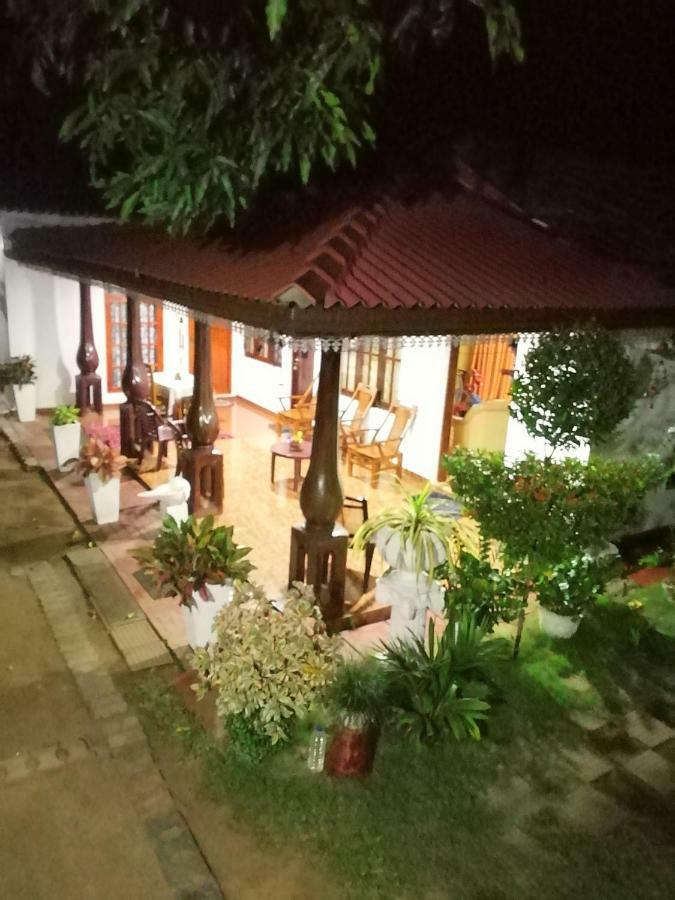 Malee Homestay Polonnâruvâ Extérieur photo